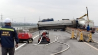 槽车翻覆疑乙酸甲酯泄漏 台61彰化伸港段双向封闭