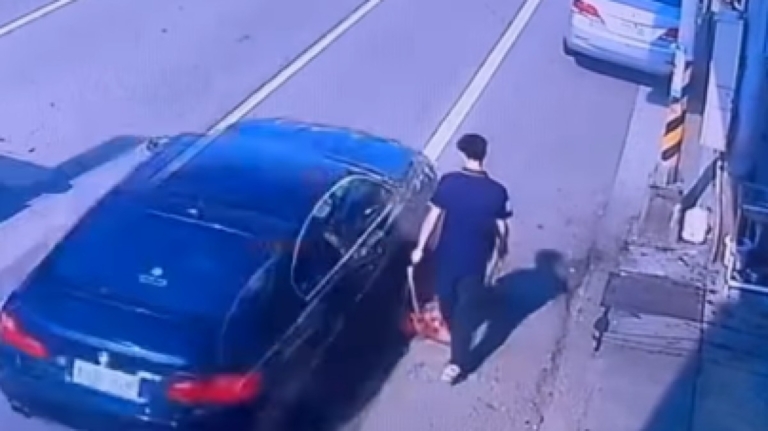 汽車高速狂飆！汽修員工畚箕擋煞