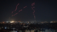 歡慶10天停火生效 貝魯特煙火砲火照亮夜空