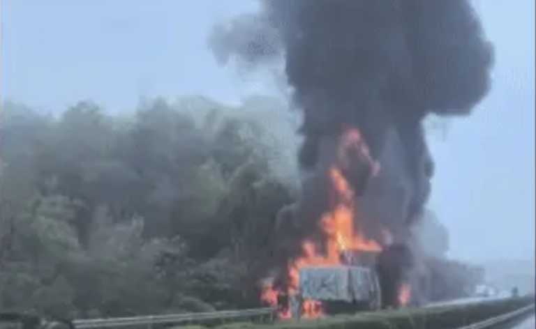 湖南高速貨車起火 231台冰箱燒成廢鐵