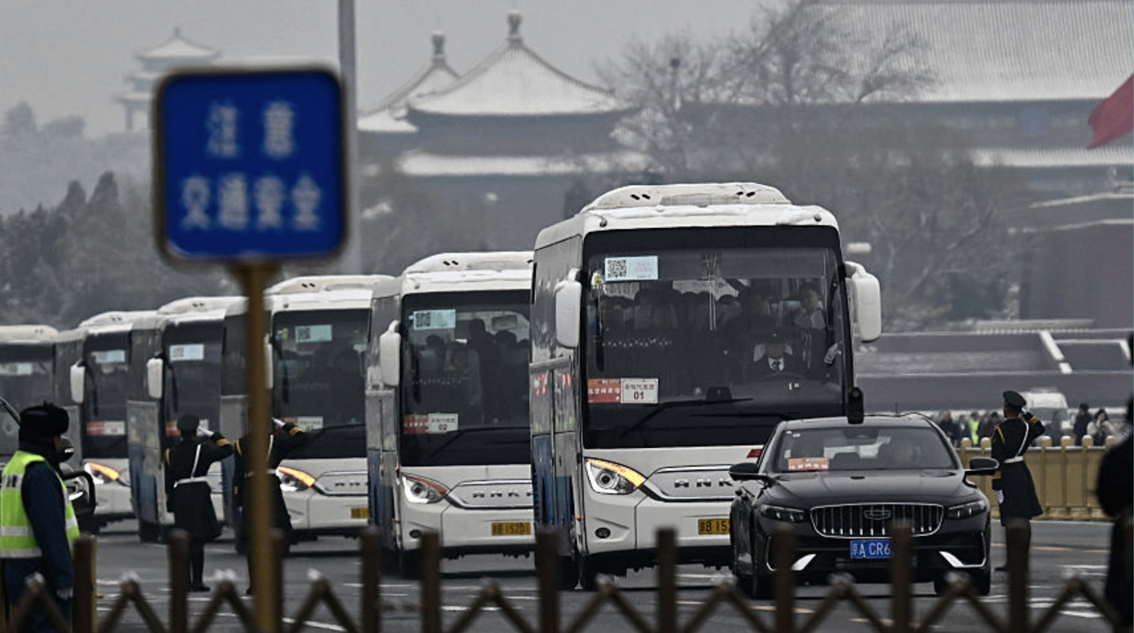 近日,吉林松原男子宗先生因投訴公交車提前發車被解僱,引發全網關注。圖為巴士離開北京大會堂。(Pedro PARDO/AFP via Getty Images)