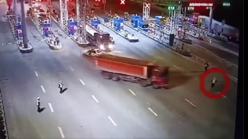 中共交警攔路查車 貨車司機暴怒追碾（視頻）