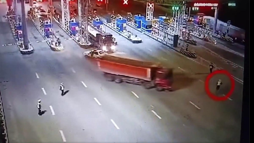 中共交警攔路查車 貨車司機暴怒追碾（視頻）