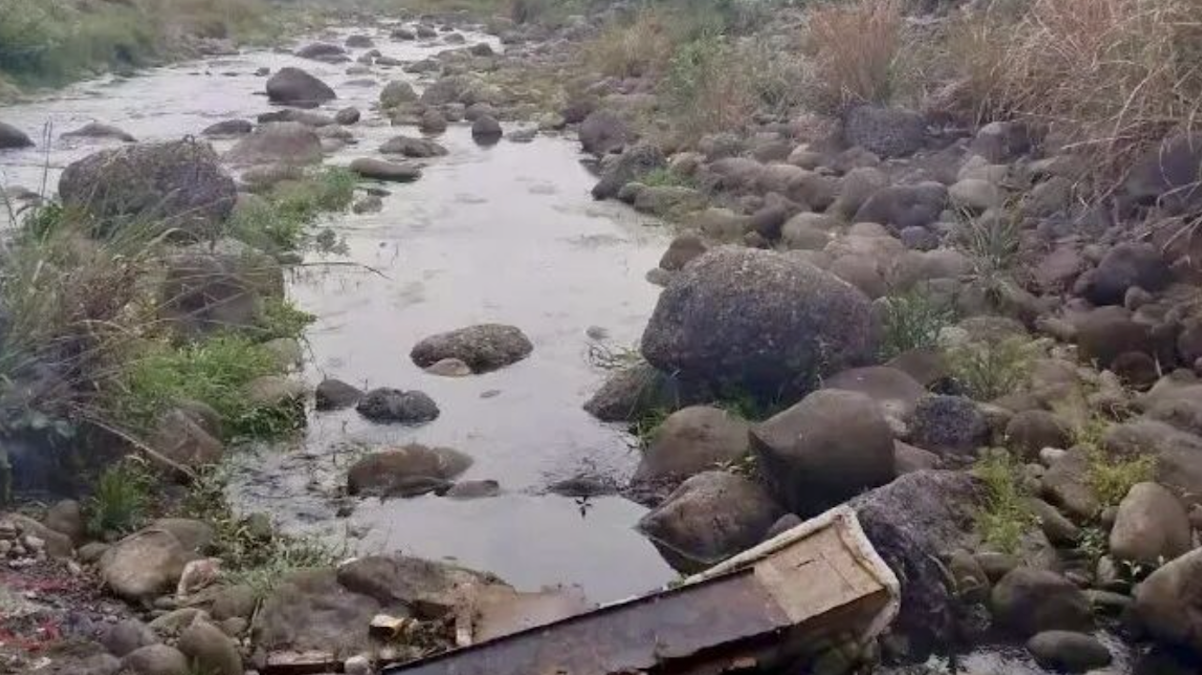 重慶巫溪縣堂兄弟3人夜晚出門釣魚已經失聯近兩年,至今仍音訊全無。圖為事發現場。(視頻截圖)
