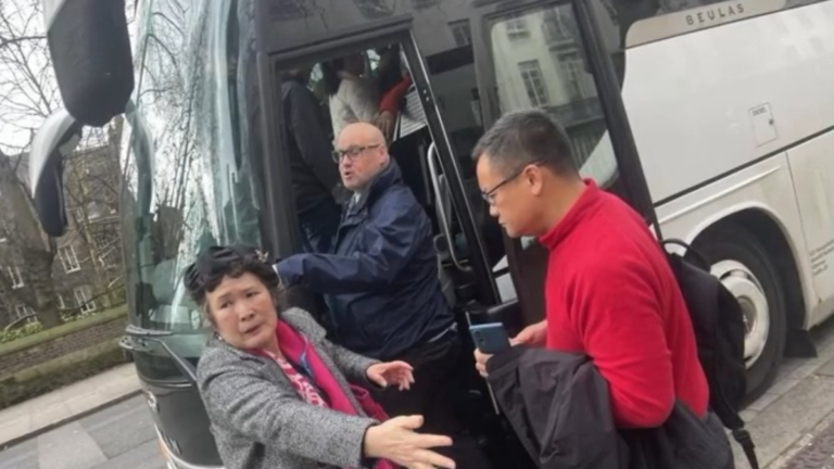 歹徒襲擊法輪功學員 英政要譴責中共跨國鎮壓