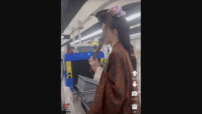 上海女穿漢服坐地鐵被拒 引發熱議