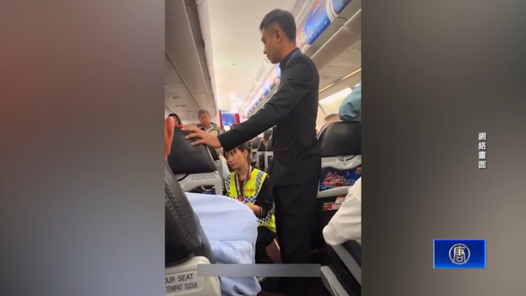 中國女子在飛機上大鬧 怒斥國際航班不講中文