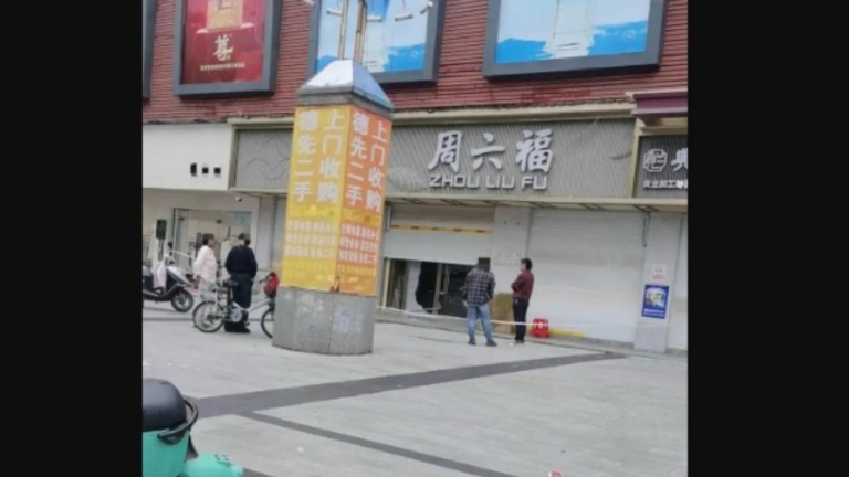 江西金店被洗劫一空 50歲男剪斷監控 天花板潛入（視頻）