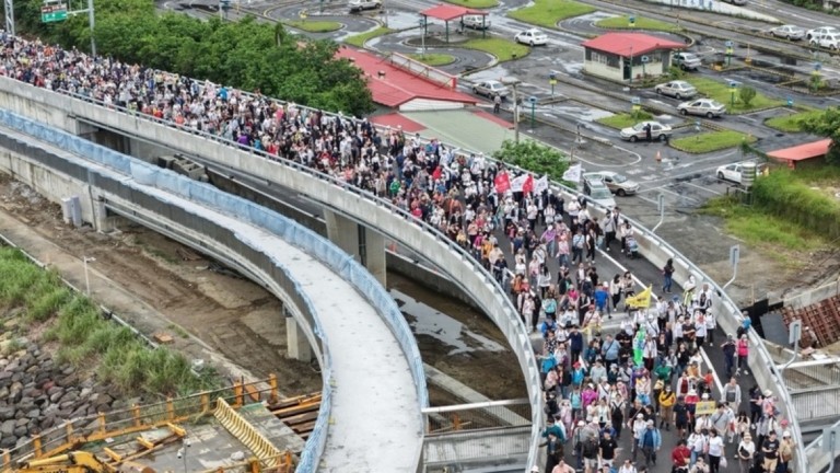 淡江大橋健行湧人潮 飽覽淡水河口景觀