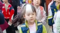 7岁女童天生白色刘海 网友羡慕：不用挑染！