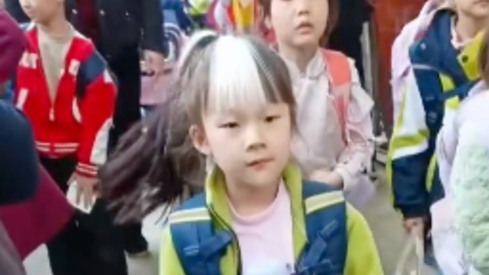 7歲女童天生白色劉海 網友羨慕：不用挑染！