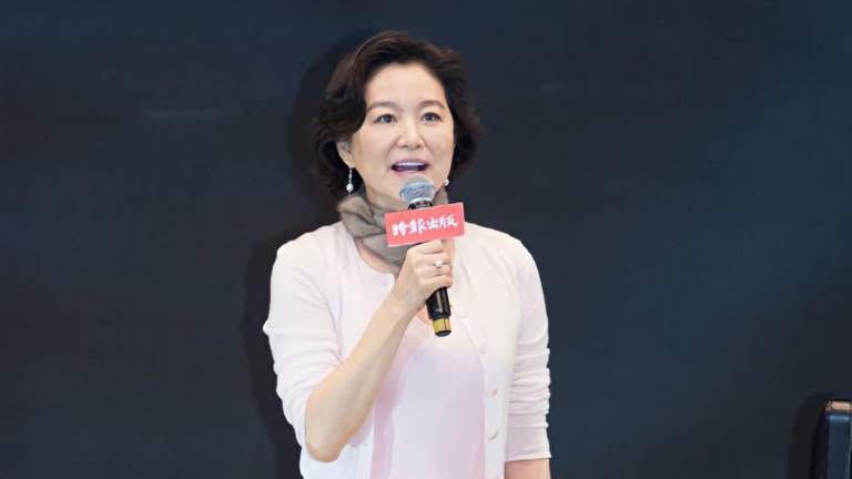 林青霞71歲為近3000名師生優雅開講