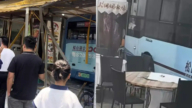 公交车撞进路边餐馆 店主哀叹：撞稀巴烂了