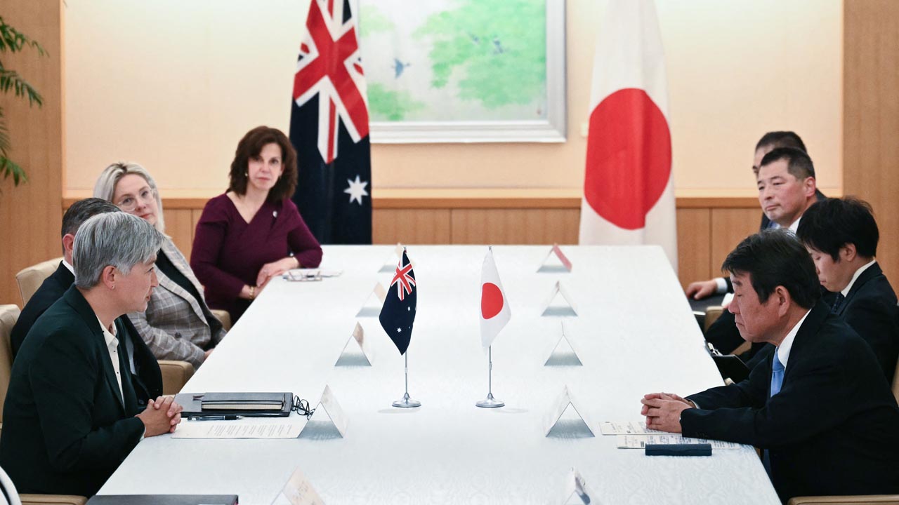 2026年4月28日,澳大利亞外交部長黃英賢(左)在東京外務省會見日本外相茂木敏充(右)。(Philip FONG / AFP via Getty Images)