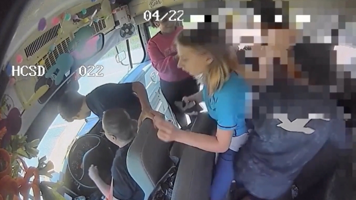 校車司機突然昏迷 幾名學生挺身而出救下全車性命