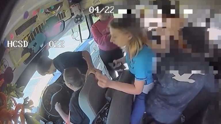 校車司機突然昏迷 幾名學生挺身而出救下全車性命