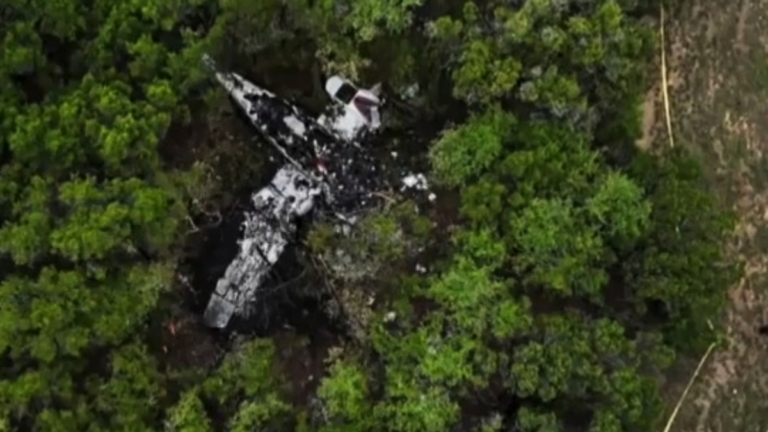 德州傳飛機墜毀樹林起火燃燒 5人罹難
