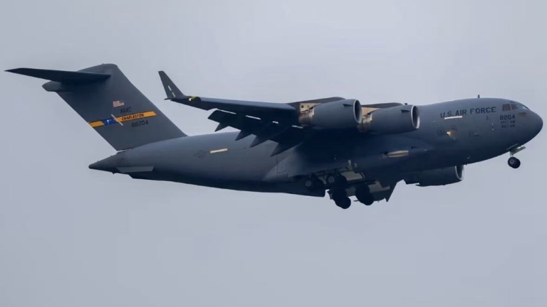 川普訪華信號 美軍C-17運輸機降落北京（視頻）