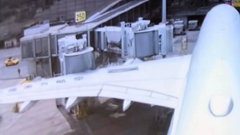 中國東航又釀險情 飛機降上海後撞上廊橋（視頻）