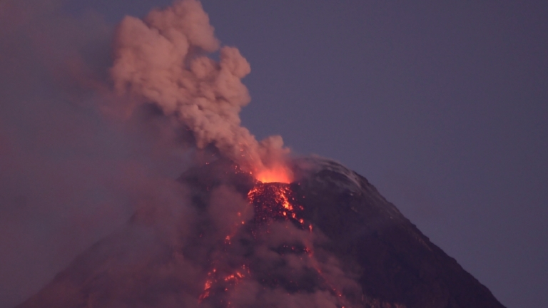 菲律賓最活躍火山再噴發 巨大火山灰柱直衝雲霄