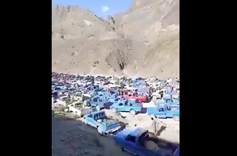 走投無路 傳伊朗現大規模皮卡走私燃油出境