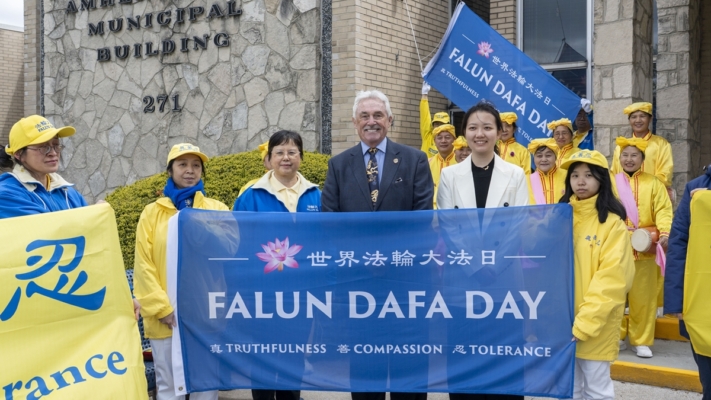 無懼中共威脅 加國鎮長升旗 慶祝法輪大法日