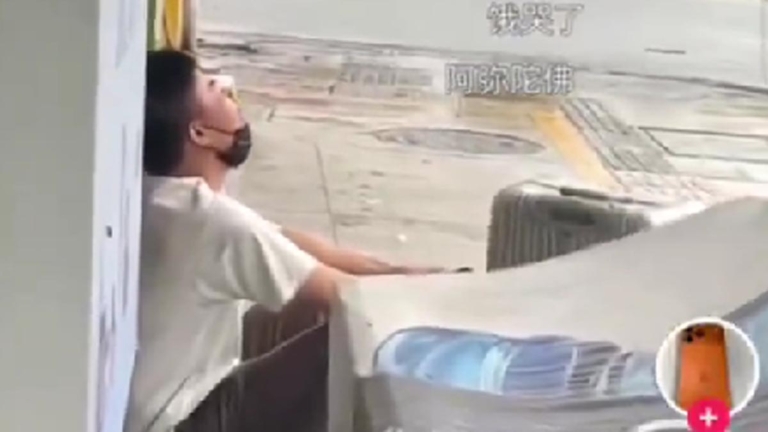 四川打工人當街哭喊：一分錢都沒了（視頻）