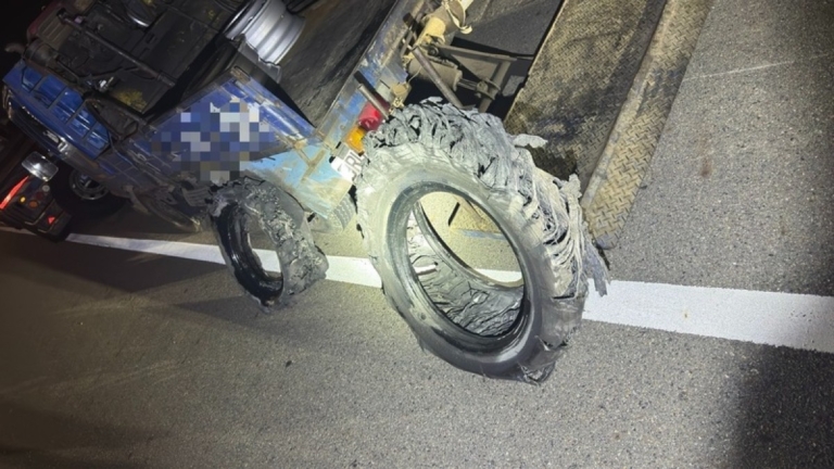 半聯結車爆胎胎皮散落 波及國道3號21車