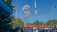 印尼杜科诺火山突喷高达10公里 20登山客受困