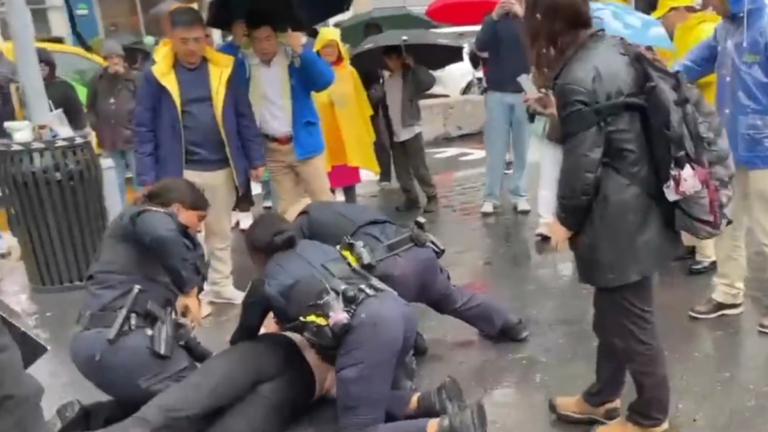 滋擾紐約法輪功集會 鬧事者被警方現場制伏