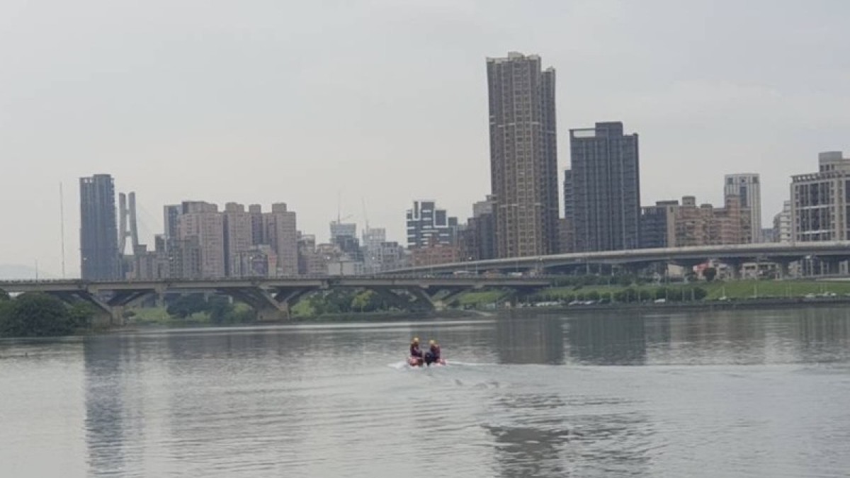 台北市大稻埕碼頭5月12日清晨1名9旬老翁落水,附近1名20多歲男子隨即跳水救人,卻不幸雙雙溺水失蹤,警消獲報派員搜救,尋獲溺水老翁但已無呼吸心跳,送醫搶救,並持續搜尋另一名溺水者。(翻攝照片/中央社)