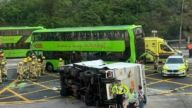 香港九龍秀茂坪巴士與貨車相撞 10人送醫
