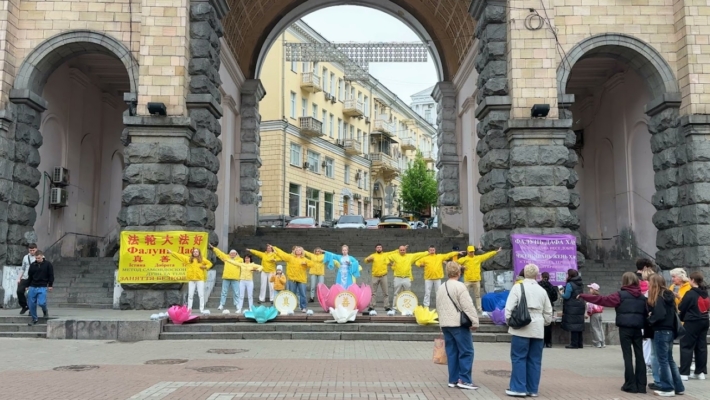 世界法輪大法日 烏克蘭大法弟子街頭傳真相