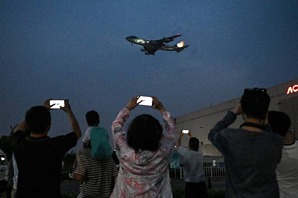組圖：「空軍一號」抵達北京 川普下機滿臉嚴肅
