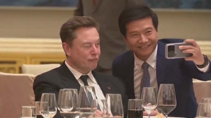 被雷軍等多人蹭合影 馬斯克擠眼撅嘴一臉不耐煩（視頻）
