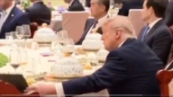川普偷看習小本本 影片曝光（視頻）