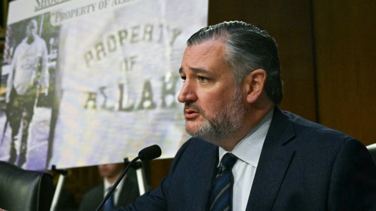祝法輪大法快樂！參議員：牢記對法輪功的迫害
