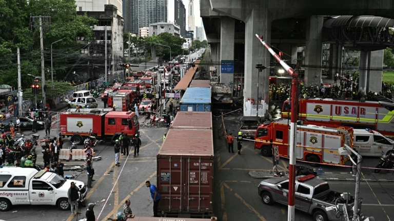 泰國貨運列車與巴士相撞 已致8死多人傷
