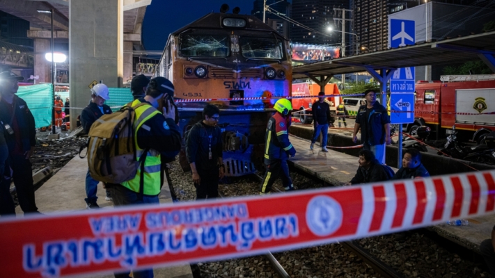 泰國曼谷貨運列車撞上巴士 致8死32人傷
