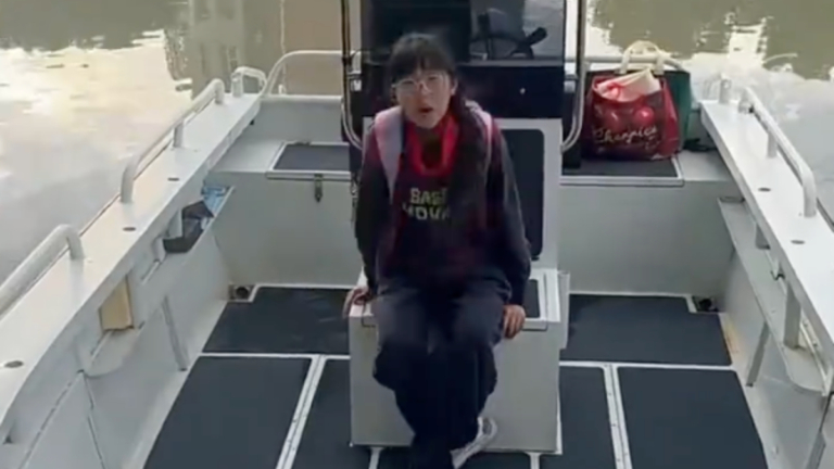 防堵車走水路 浙江爸爸開船送女兒上學