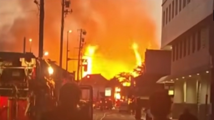 日本富山古剎夜晚陷火海 燃燒近9小時 正殿疑全毀