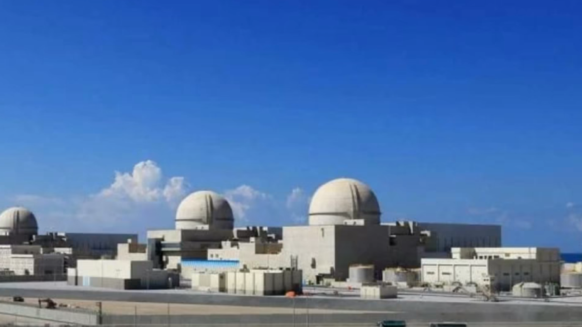 2026年5月17日,阿聯酋國防部表示,3架無人機從「西部邊境方向」進入阿聯酋境內。其中2架被攔截,第3架無人機擊中了首都阿布扎比「巴拉卡核電廠」的一台發電機,引發火災。示意圖。(視頻截圖)