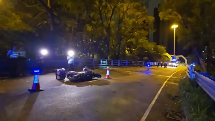 樹枝奪命 香港大埔騎士猛撞路中樹枝不治身亡