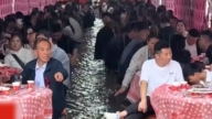 婚宴遇暴雨變「水上流水席」 賓客坐水裡用餐(視頻)