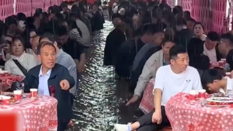 婚宴遇暴雨變「水上流水席」 賓客坐水裡用餐(視頻)