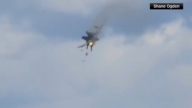 四朵降落傘濃煙中乍現 戰機爆炸飛行員奇跡生還