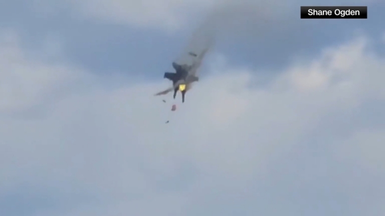 四朵降落傘濃煙中乍現 戰機爆炸飛行員奇跡生還