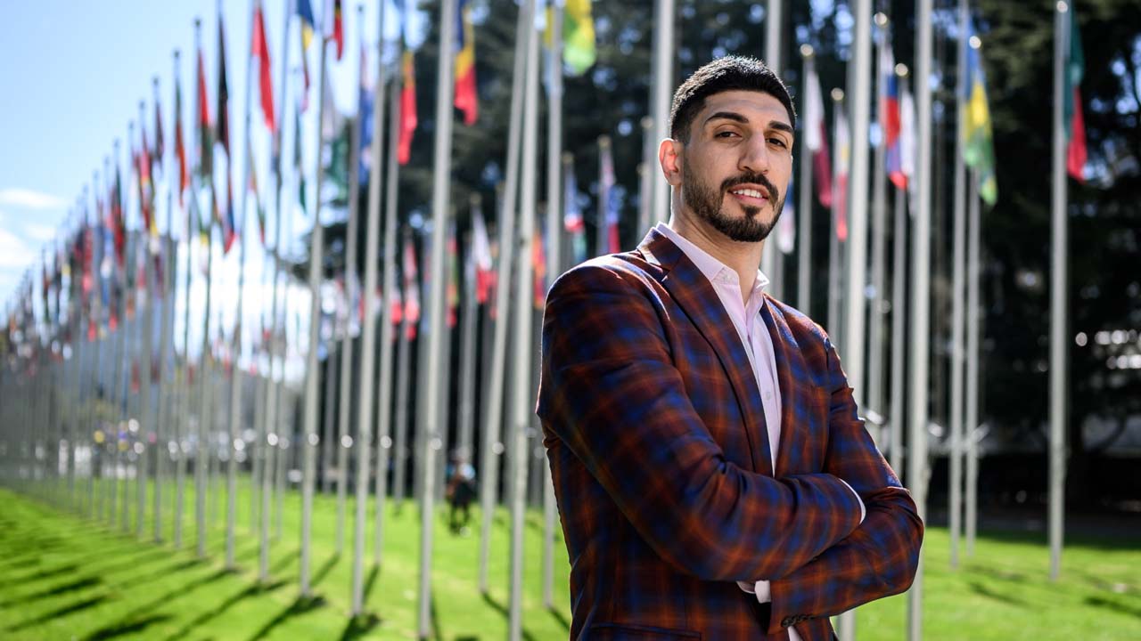 資料圖。前NBA球星、人權活動家埃內斯‧坎特‧自由(Enes Kanter Freedom)。(Fabrice COFFRINI / AFP via Getty Images)