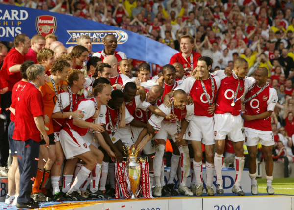 LONDON, UNITED KINGDOM: Arsenal celebrates winning the Premiership title and defeating Leicsester City 15 May, 2004 at Highbury in London. Arsenal defeated Leicester City 2-1 and finish the season undefeated. AFP PHOTO/JIM WATSON