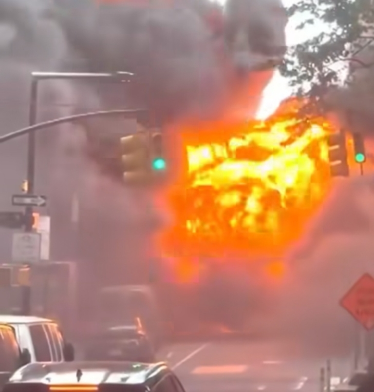 紐約華爾街汽車爆炸 威力驚人民眾驚慌奔逃